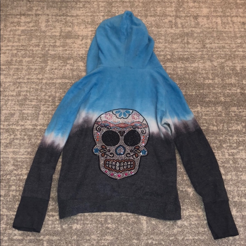 SUPER SOFT SWEATSHIRT WITH SKULL DESIGN ON BACK